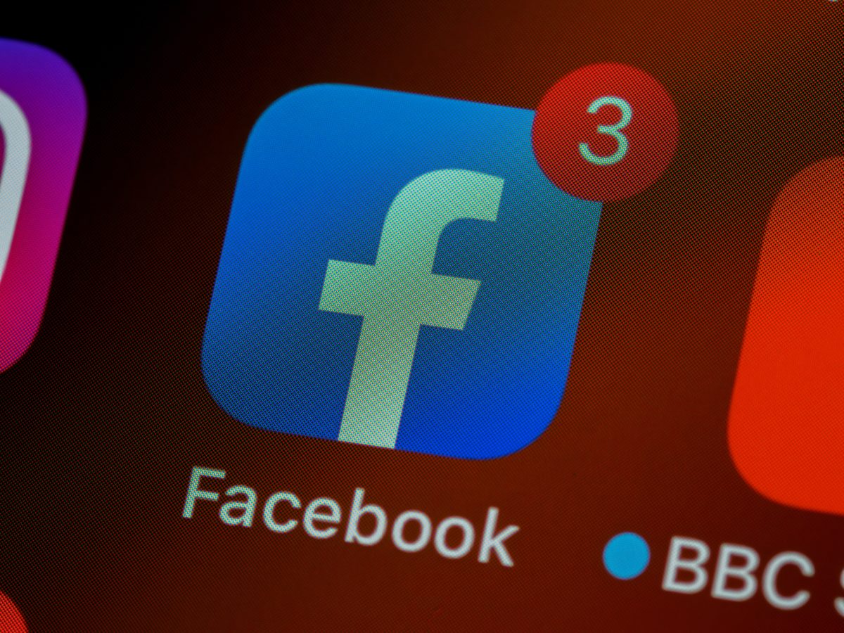 Facebook icon with 3 notifications on a smartphone or tablet. Photo by Brett Jordan on Unsplash